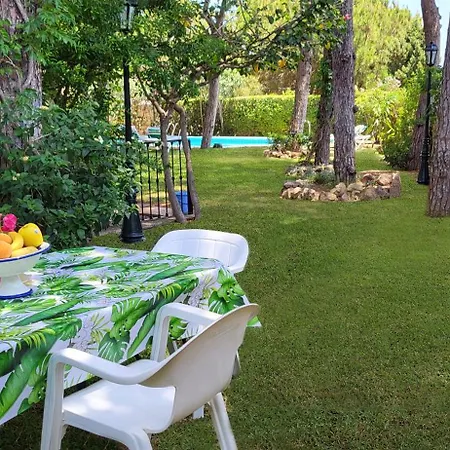 Homestay Castella Acogedora Casa Familias Con Piscina Y Jardin Cerca Del Mar